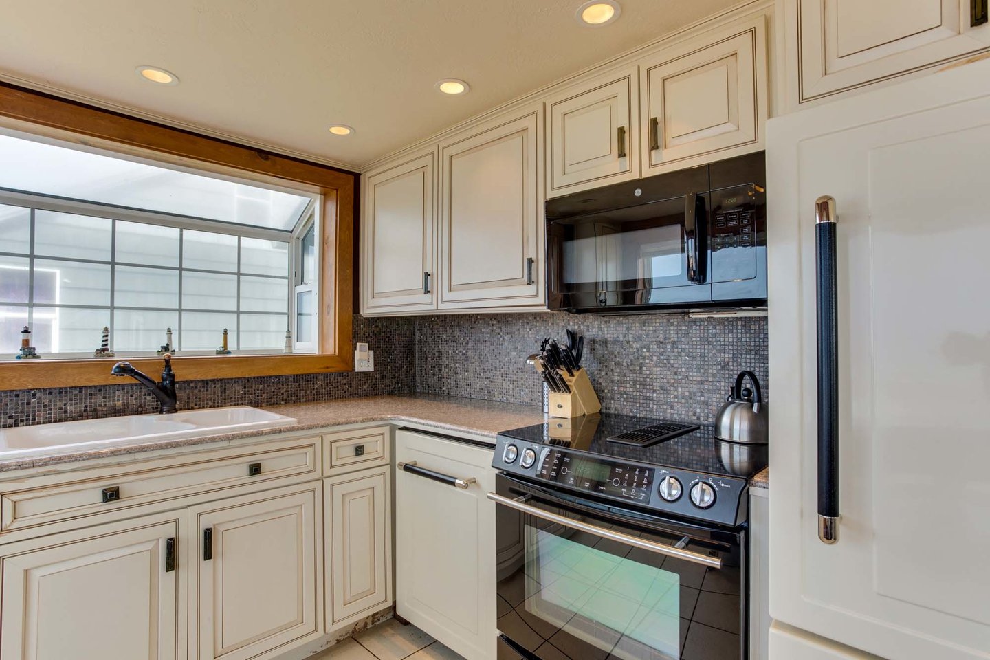 Well equipped kitchen is a great place to cook memorable meals.