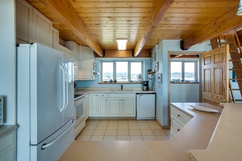 Plenty of counter space for meal prep in this lovely kitchen.