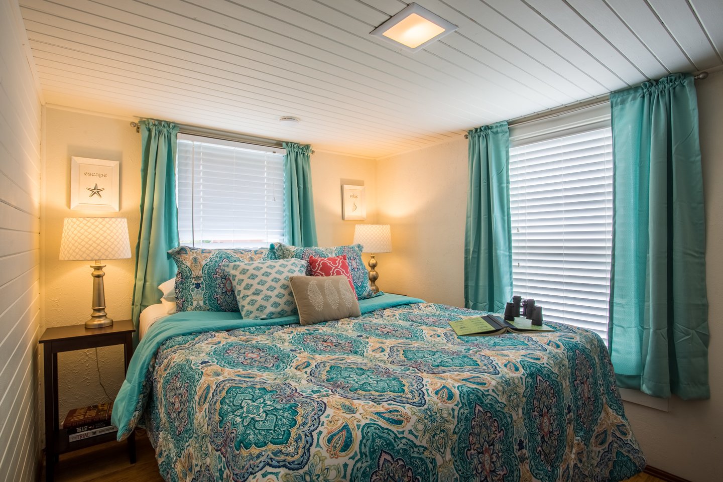 Queen size comfort in the contemporary bedroom.