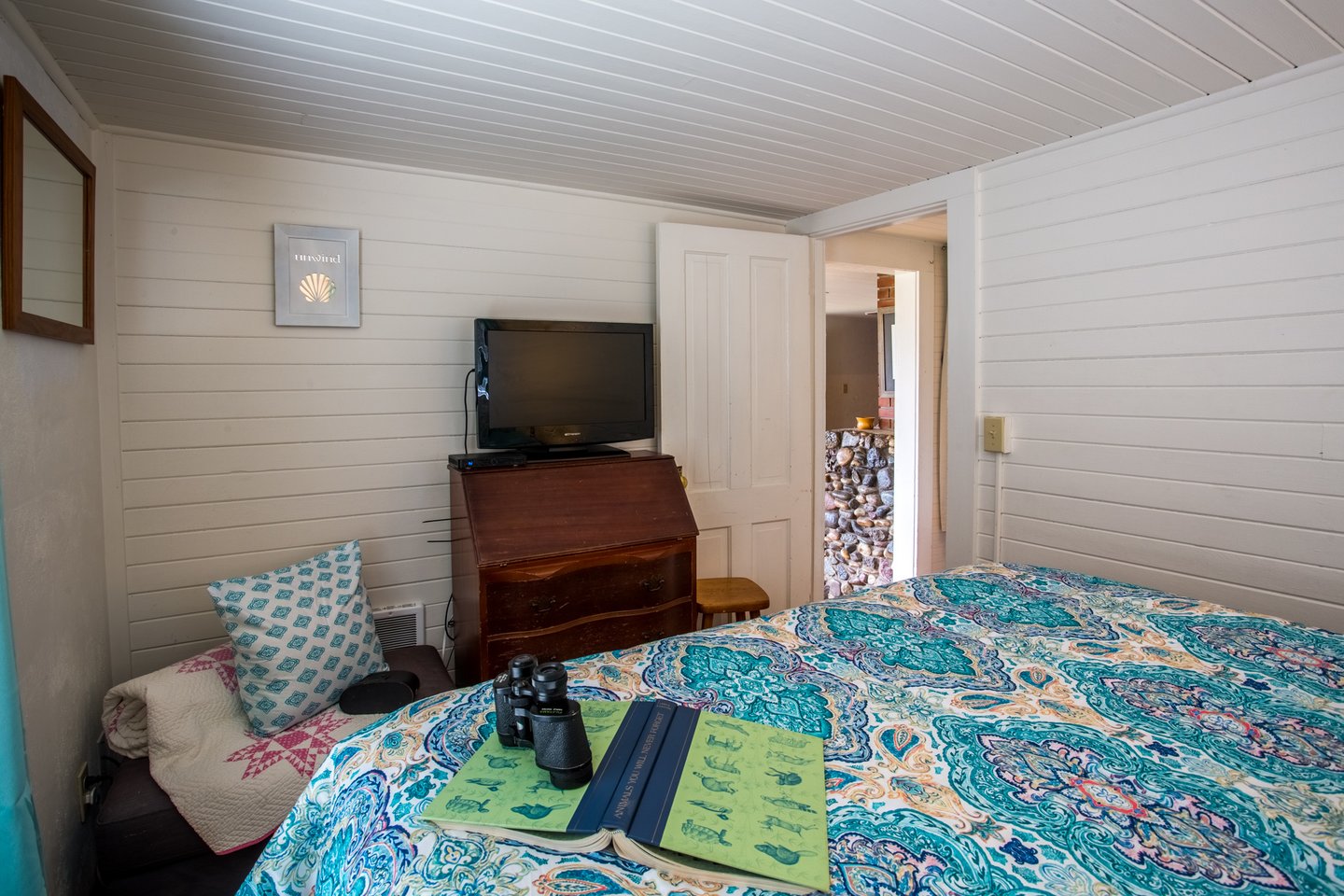 With free Wi-Fi, satellite TV, and an assortment of games and books, this home offers lots of amenities.