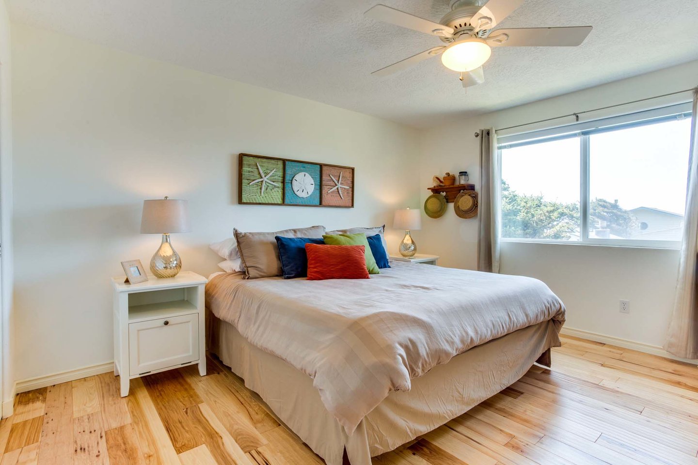 Sleep to the sound of the waves in the king bed with bath ensuite.