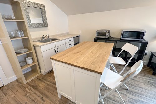 Sit and enjoy a meal at the kitchen island.
