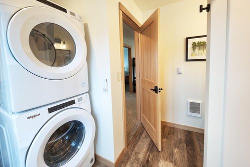 Washer/dryer in the upstairs bath for your convenience.