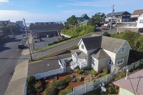 Close to the Nye Beach shops, restaurants and galleries.