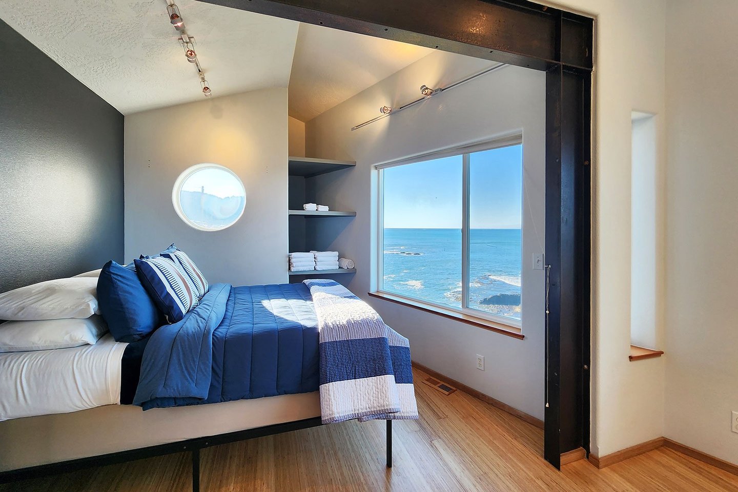 Spacious third bedroom~ the sound of the waves will lull you to sleep!
