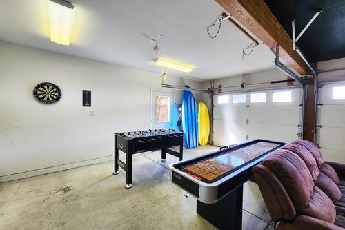 Make a fun competition with family and friends in the garage game room.